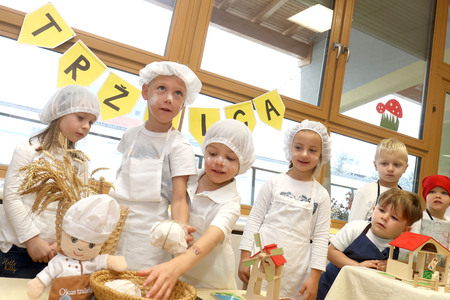 Tradicionalni slovenski zajtrk  vrtec Cerknica 11 Foto Ljubo Vukelič